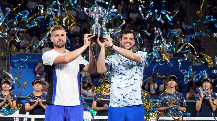 Lloyd Glasspool and Julian Cash holding the Tokyo Open men's doubles title