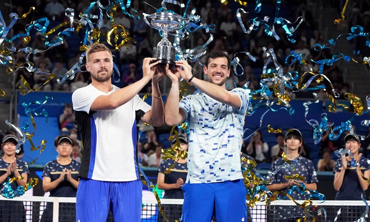 Lloyd Glasspool and Julian Cash holding the Tokyo Open men's doubles title