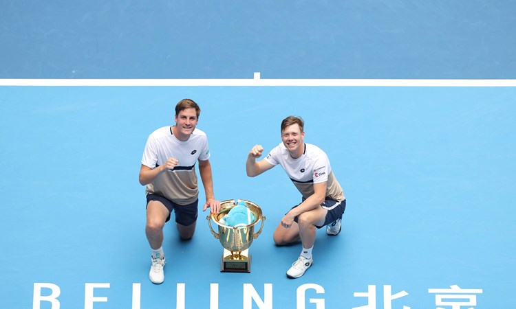 Henry Patten and Harri Heliovaara pose with the China Open title
