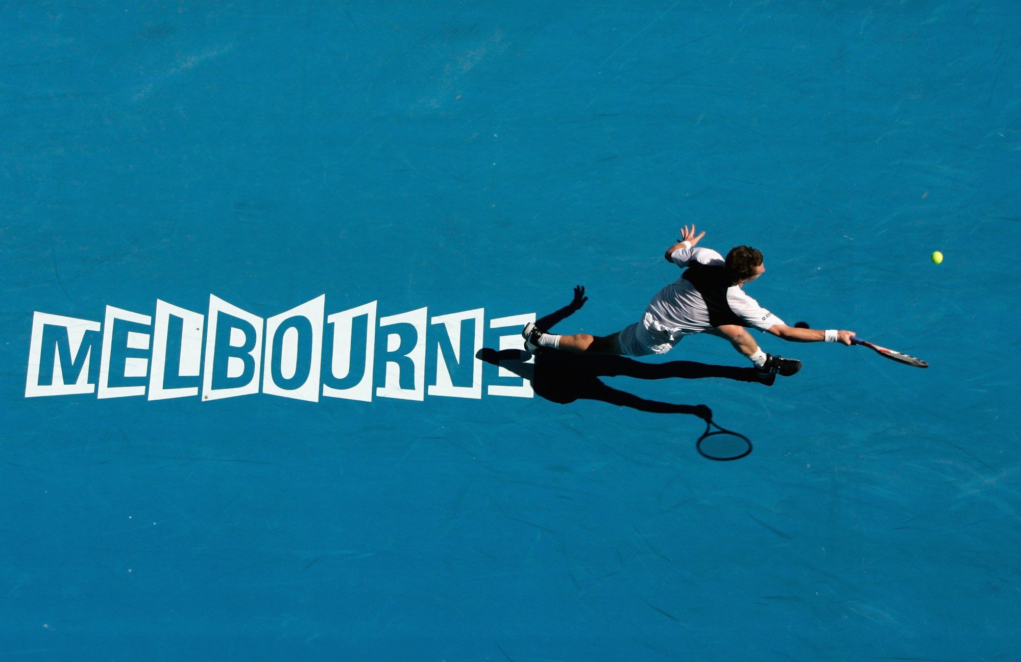 Andy Murray plays a forehand in his fourth round match against Fernando Verdasco of Spain during day eight of the 2009 Australian Open