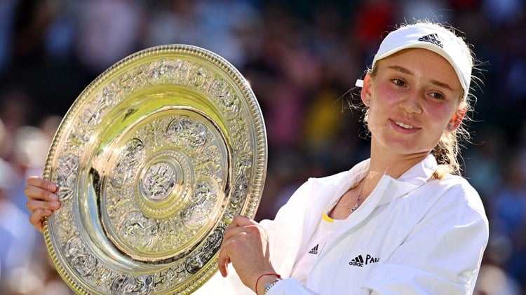 Elena Rybakina holding the Wimbledon trophy in 2022