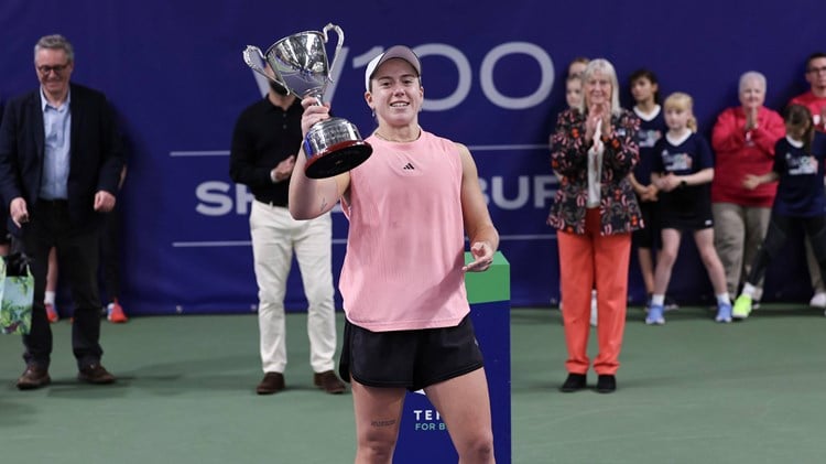 Sonay Kartal holding the Lexus W100 Shrewsbury women's singles trophy