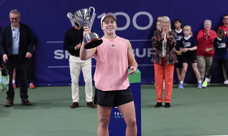 Sonay Kartal holding the Lexus W100 Shrewsbury women's singles trophy