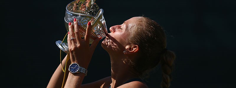 Petra Kvitova kissing trophy 