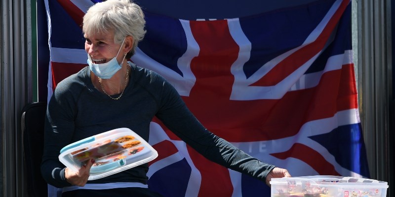 judy-murray-on-cake-duty.jpg