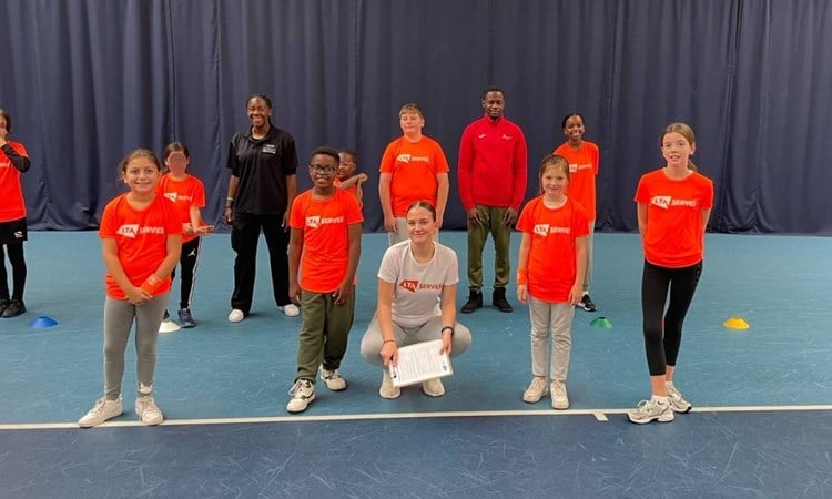 Tennis coach Issy Stanley with an LTA SERVES group