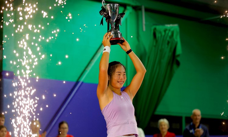 Mimi Xu lifting the Lexus Wrexham Open women's singles title