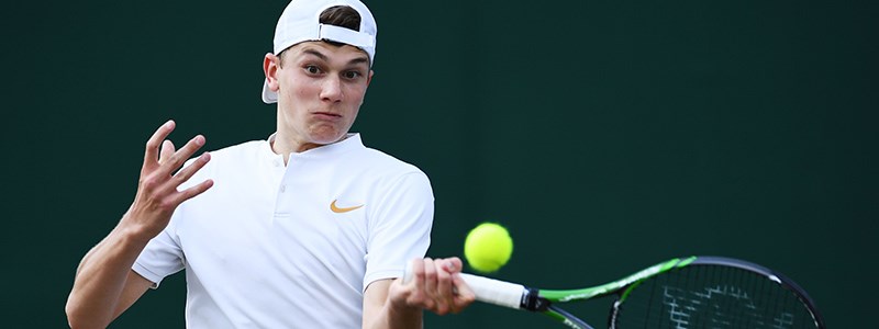 Jack Draper hitting a forehand at Wimbledon in 2018