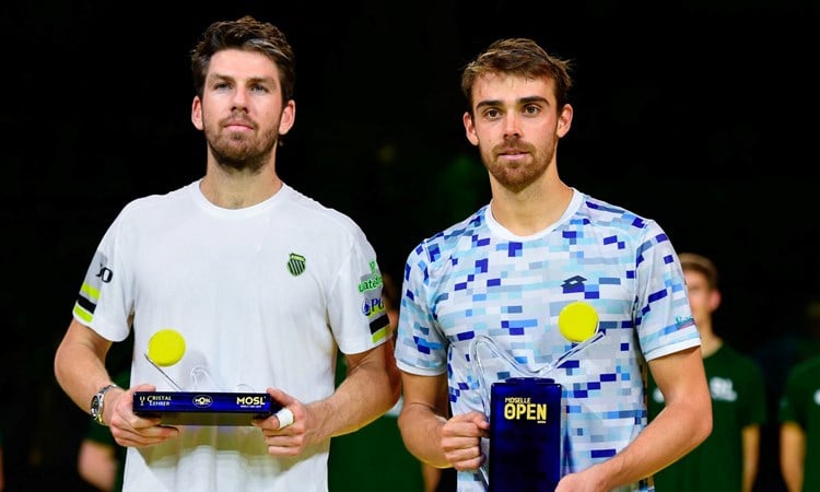 Cam Norrie holding the Moselle Open runner-up trophy next to champion Benjamin Bonzi