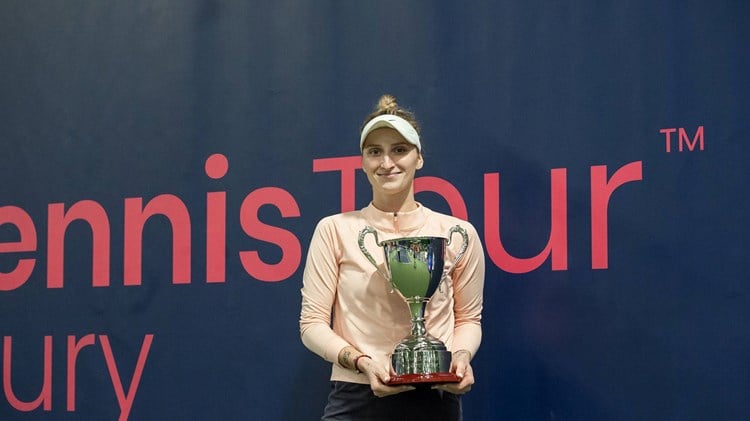 Marketa Vondrousova holding the W100 Shrewsbury singles trophy