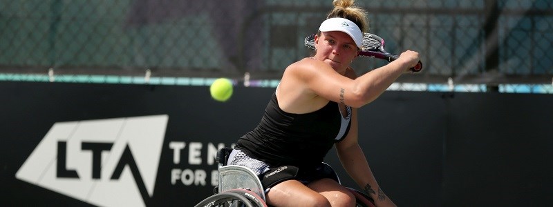 Jordanne Whiley single backhand on an LTA tennis court