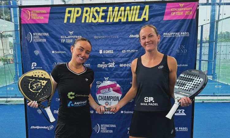 Aimee Gibson and Victoria Nicholls with the FIP Rise Manila trophy