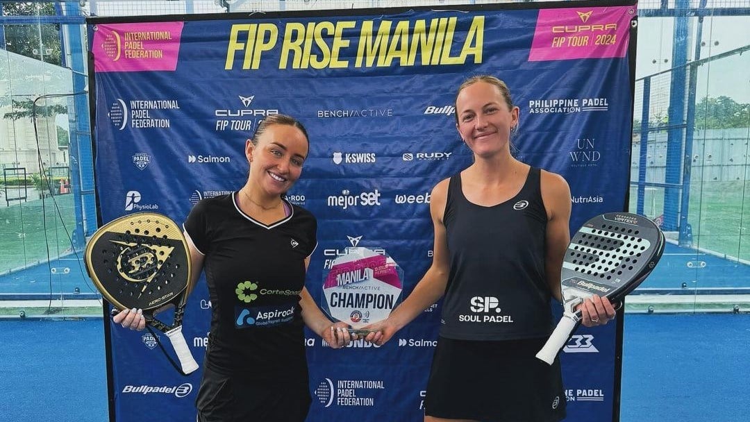 Aimee Gibson and Victoria Nicholls with the FIP Rise Manila trophy