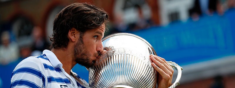 Feliciano Lopez kissing Aegon Championship trophy