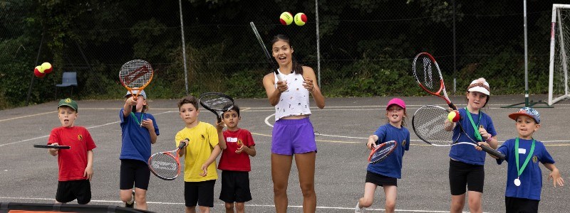 Raducanu playing a game with school kids