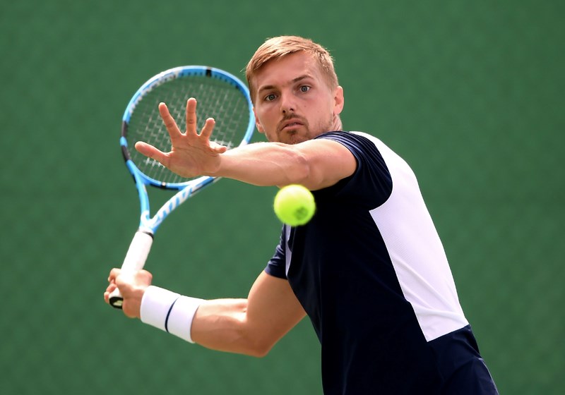 Lloyd Glasspool plays a backhand 