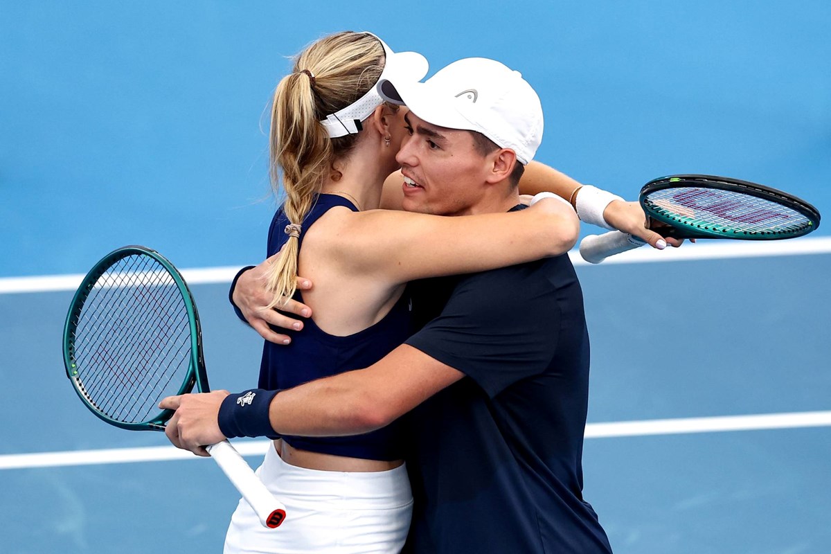 2025-Katie-Boulter-Charles-Broom-United-Cup-Argentina-hug.jpg